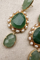 boucles d'oreilles pendantes en pierre semi précieuse, tenue coktail, invitee parfaite