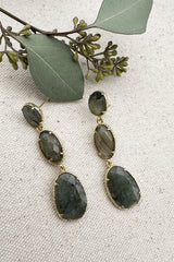 boucles d'oreilles pendantes en pierre semi précieuse, labradorite, tenue coktail, invitee parfaite