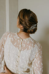 peigne de mariée en porcelaine. Mariage chignon bas flou barbara lizeron