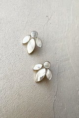 boucles d'oreilles mariée blanche en nacre mariage nina lizeron