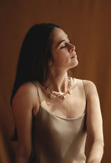 collier xxl, collier insecte, breloques, collier chaine,  bijoux créateur, lizeron, crédit photo Manon Le saos