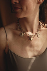 collier xxl, collier insecte, breloques, collier chaine, bijoux créateur, lizeron, crédit photo Manon Le saos