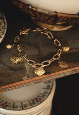 collier xxl, collier insecte, breloques, collier chaine,  bijoux créateur, lizeron, crédit photo Manon Le saos