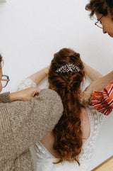 peigne de mariée mariage en porcelaine blanche parure chignon