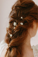 pics à chignon fleuris fleurs mariage mariée chignon flou