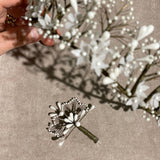 une boutonnière homme marié mariage assortie à la couronne de sa femme