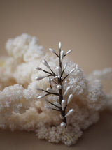 petit accessoire de cheveux pour mariée nacré suzy lizeron nature morte Crédit photo Manon Le Saos