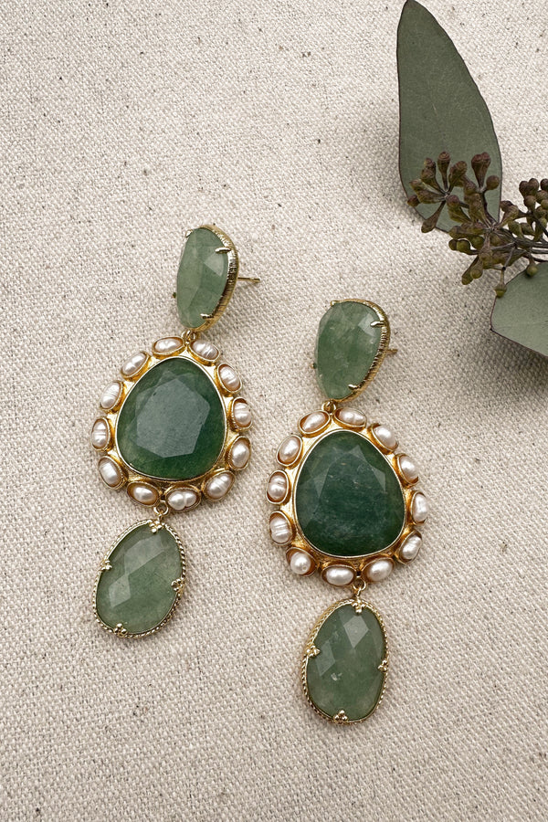 boucles d'oreilles pendantes en pierre semi précieuse, tenue coktail, invitee parfaite