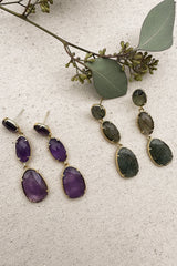boucles d'oreilles pendantes en pierre semi précieuse, améthyste et labradorite, tenue coktail, invitee parfaite