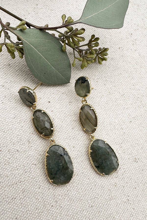 boucles d'oreilles pendantes en pierre semi précieuse, labradorite, tenue coktail, invitee parfaite