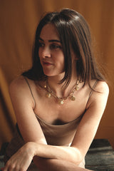 collier xxl, collier insecte, breloques, collier chaine,  bijoux créateur, lizeron, crédit photo Manon Le saos