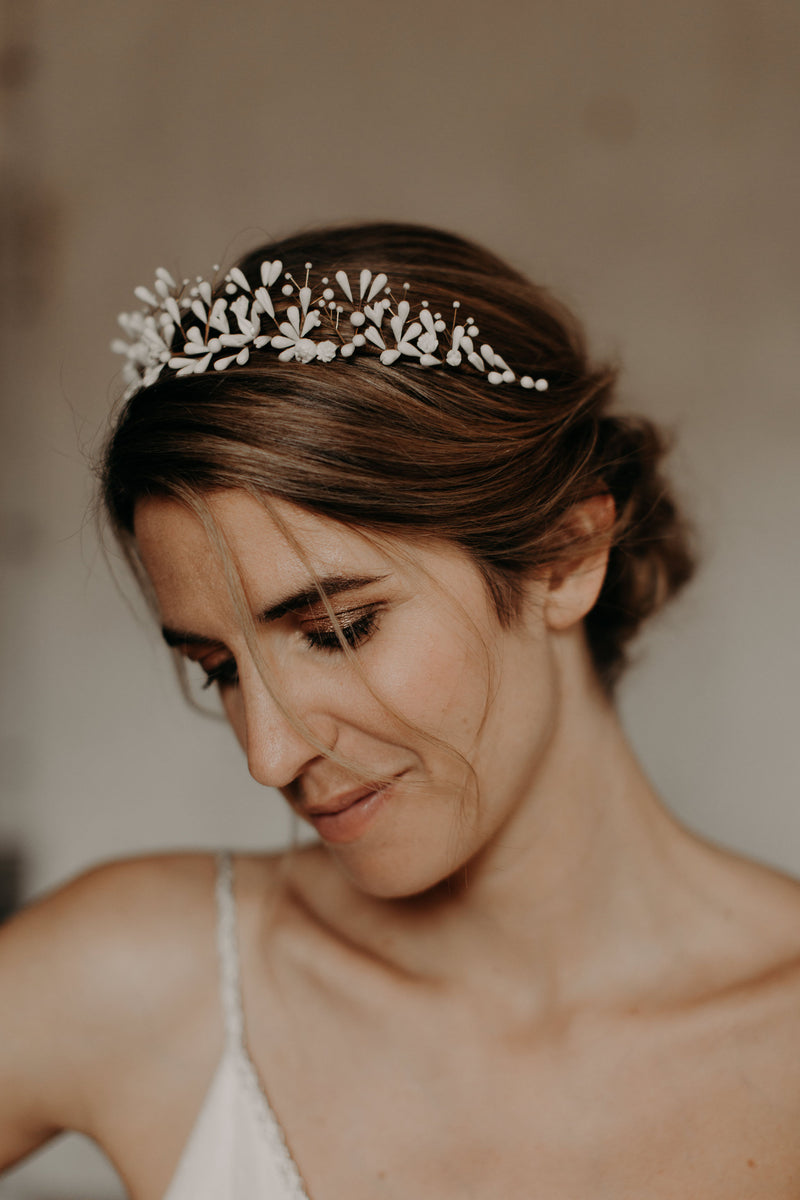 couronne de mariée en porcelaine de profil