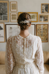 peigne de mariée fleuri en porcelaine froide chignon bas