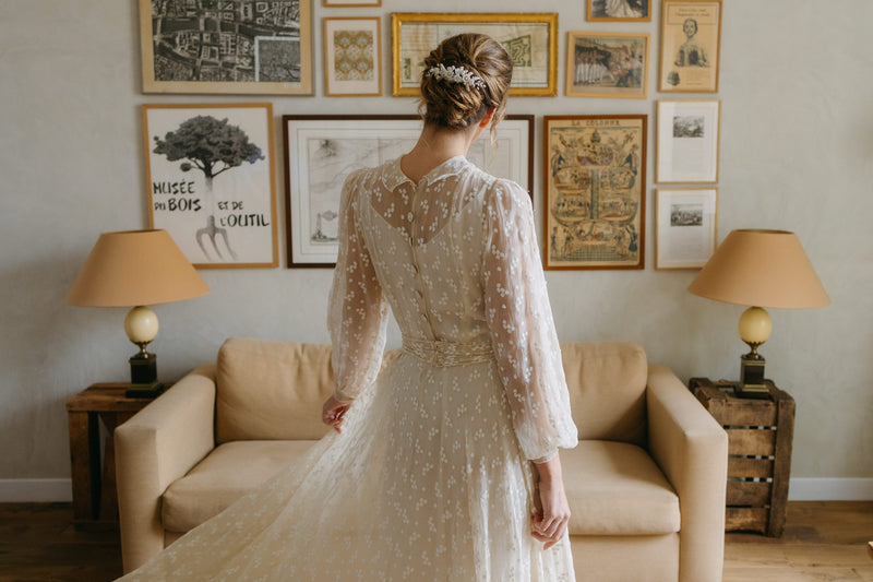 peigne de mariée fleuri en porcelaine froide chignon bas