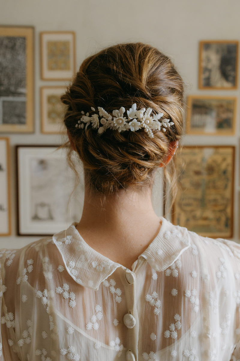 peigne de mariée fleuri en porcelaine froide chignon bas