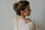 peigne de mariée en porcelaine aérien mariage chignon bas flou prisca lizeron