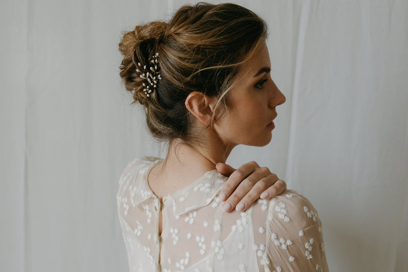 peigne de mariée en porcelaine aérien mariage chignon bas flou prisca lizeron