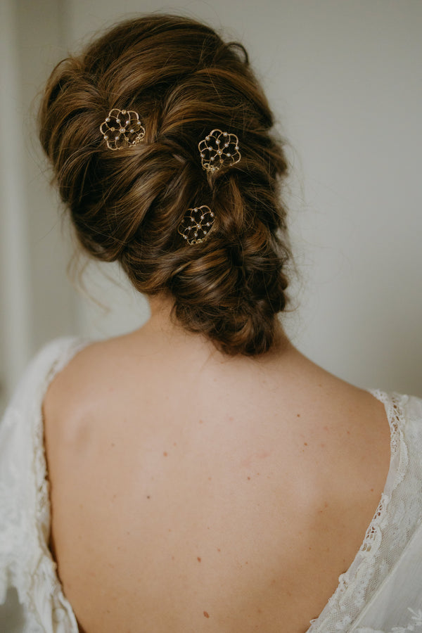 pics à chignon métalliques rosaces dentalle de perles mariée mariage