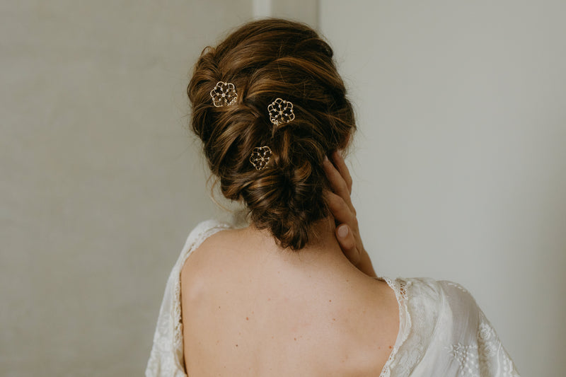 pics à chignon métalliques rosaces dentalle de perles mariée mariage