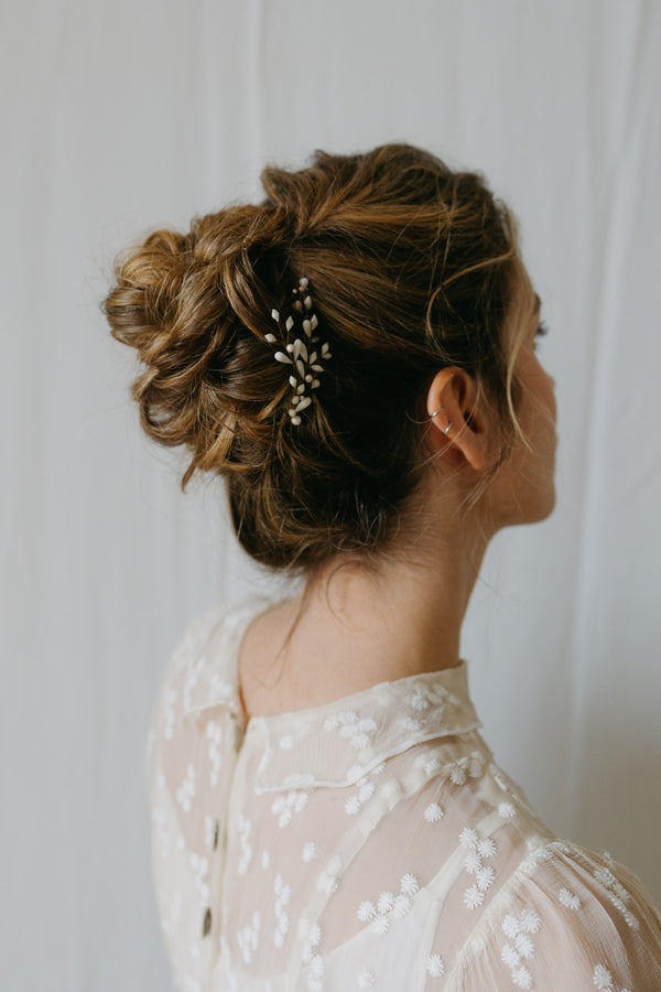 peigne de mariée en porcelaine aérien mariage chignon bas flou prisca lizeron