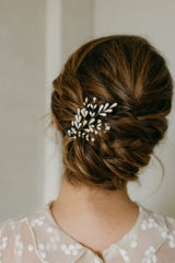 peigne de mariée en porcelaine. Mariage chignon bas flou barbara lizeron