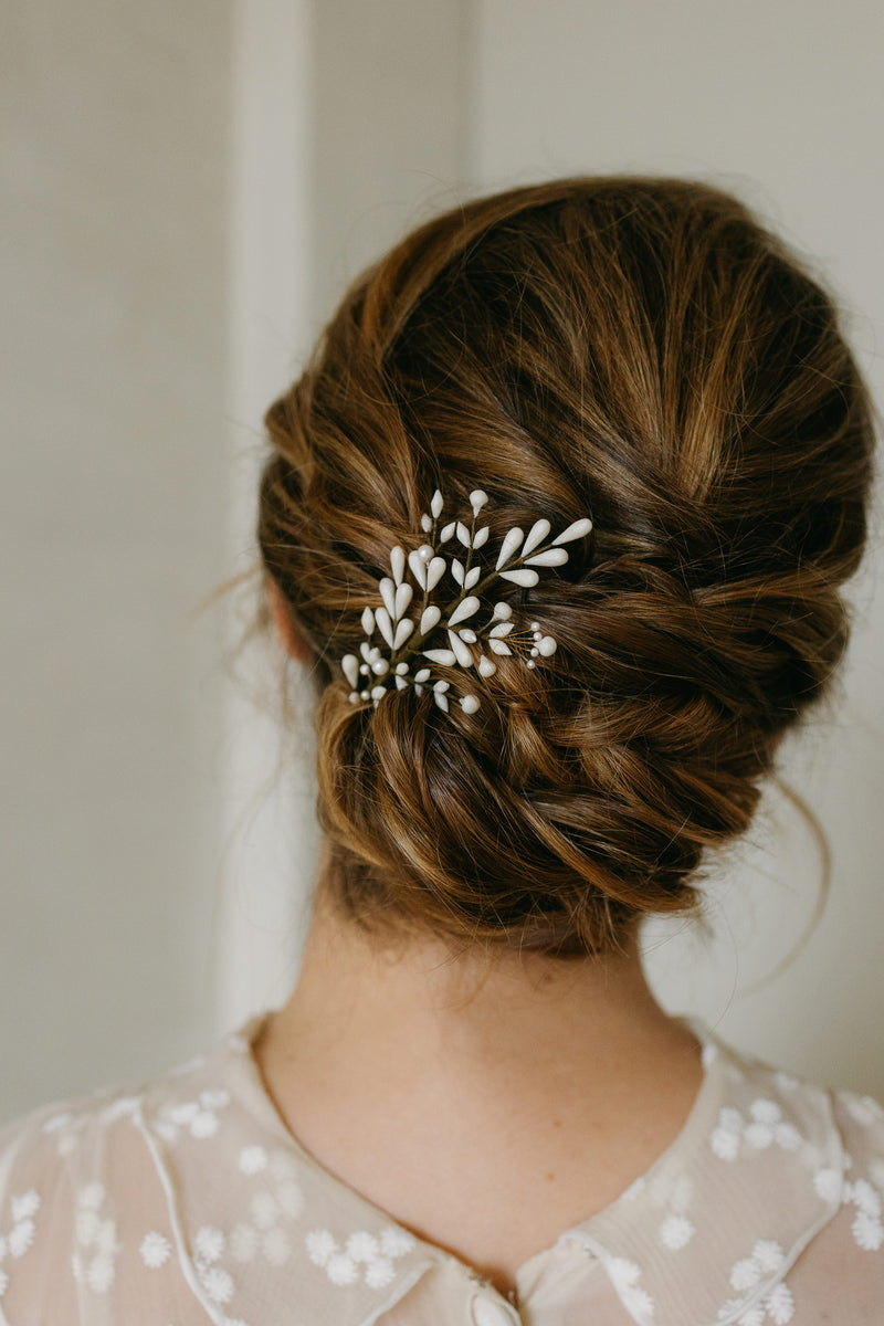 peigne de mariée en porcelaine. Mariage chignon bas flou barbara lizeron