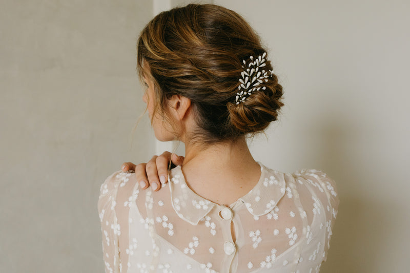 peigne de mariée en porcelaine. Mariage chignon bas flou barbara lizeron