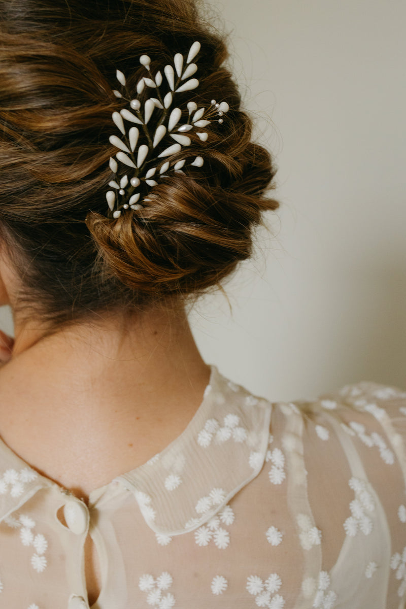 peigne de mariée en porcelaine. Mariage chignon bas flou barbara lizeron