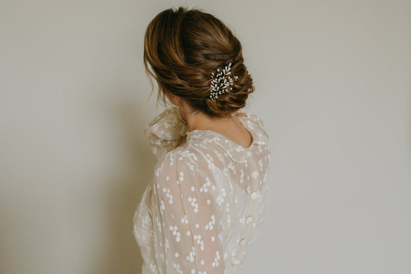 peigne de mariée en porcelaine. Mariage chignon bas flou barbara lizeron