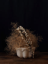 Nature morte ,couronne de mariée bourgeons en porcelaine cirés