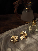 boucles d'oreilles orchidees dorées lizeron cérémonie mariage nature morte
