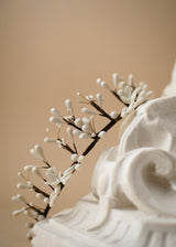 accessoire de mariée en bourgeons d'étamines en porcelaine posé sur un platre ancien