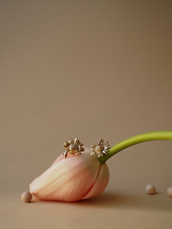 petites boucles d'oreilles fleurs dorée créateur