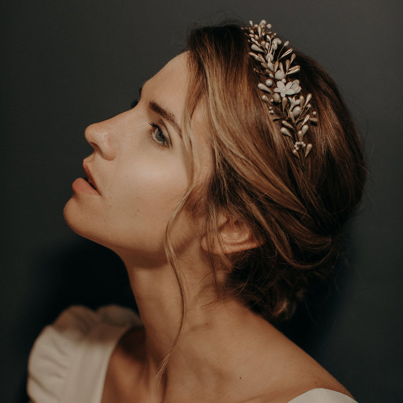 couronne de fleurs en porcelaine mariage mariée de profil