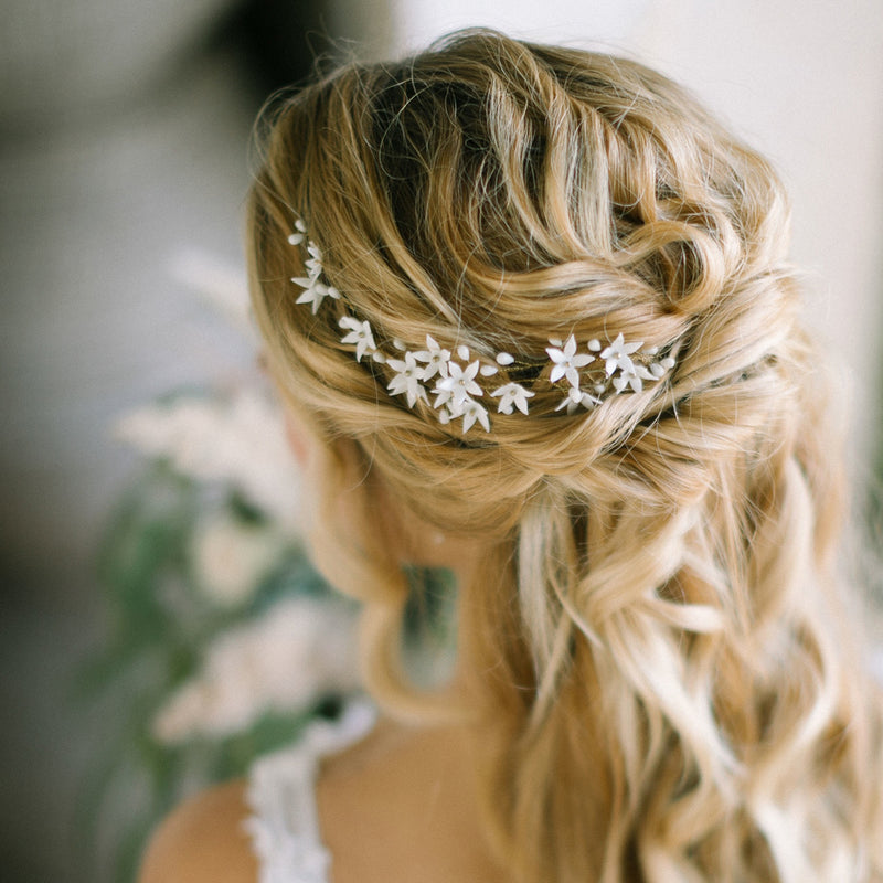 accessoire de cheveux mariage en fleurs de porcelaine mariée